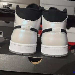 Jordan 1 Mid Diamond